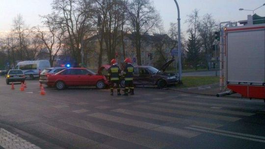 Wypadek w Puławach. Zderzenie opla i audi
