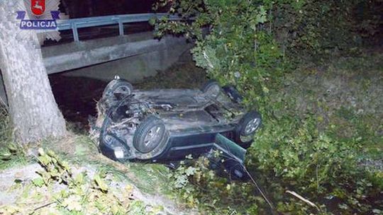 Wypadek w Różańcu: Opel dachował. Pięć osób w szpitalu