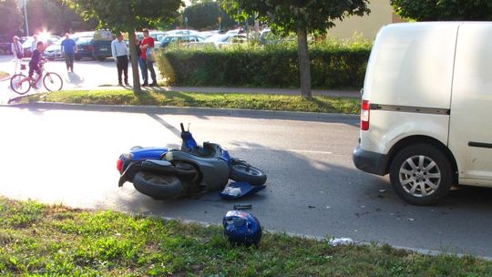 Wypadek w Rykach: wjechał skuterem w samochód