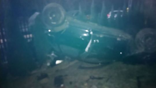 Wypadek w Sobieszynie. Samochód dachował, dwóch rannych, jeden uciekł