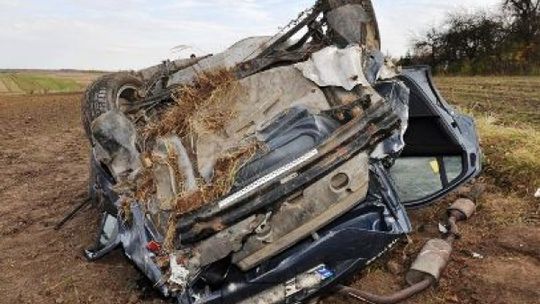 Wypadek w Świdnikach. Ford dachował. Dwie osoby w szpitalu
