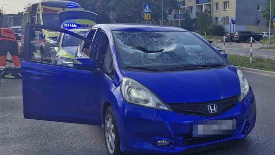 Wypadek w Świdniku. 13-latek na hulajnodze uderzył w szybę samochodu