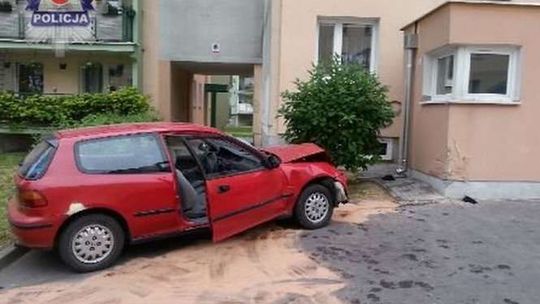 Wypadek w Świdniku. Kobieta wjechała hondą w blok
