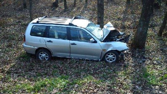 Wypadek w Święciu. Seat zjechał z drogi i uderzył w drzewo