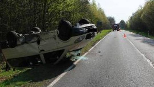 Wypadek w Tchórzewie: Czołowe zderzenie dwóch aut. Są ranni
