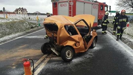 Wypadek w Trębaczowie: Samochód dostawczy wjechał w seicento (zdjęcia)