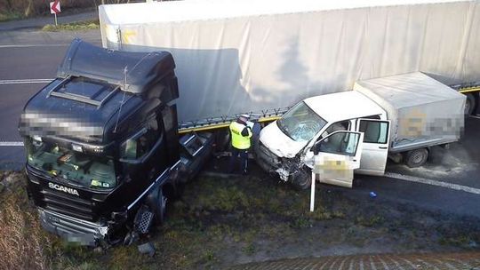 Wypadek w Wandzinie. Bus przewożący pracowników zderzył się z ciężarówką (zdjęcia)