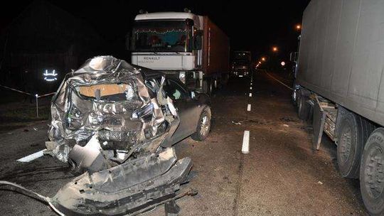 Wypadek w Wilkołazie. Auto zderzyło się z tirami [zdjęcia]