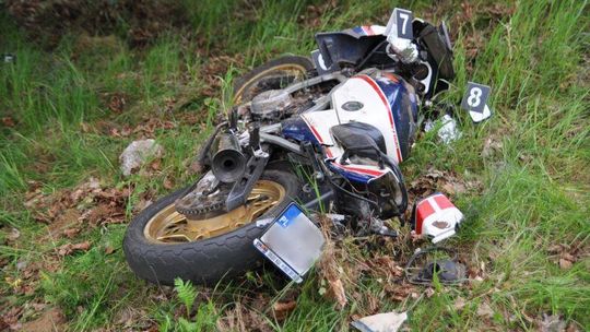 Wypadek w Wólce Biskiej: Honda zatrzymała się na drzewie