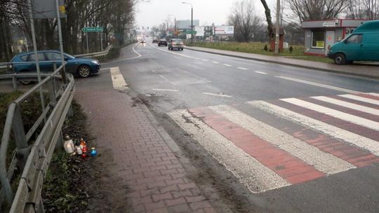 Wypadek w Wólce. Samochód policjanta ze śladami wypadku