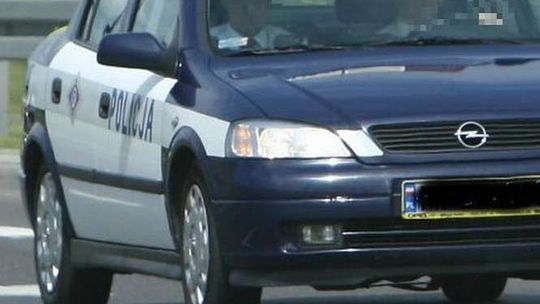 Wypadek w Woli Przybysławskiej. Renault uderzył w bariery