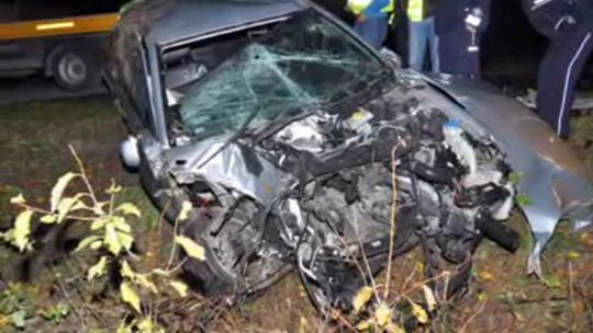 Wypadek w Żabnie. Auto wjechało w drzewo, kierowca zginął (wideo)