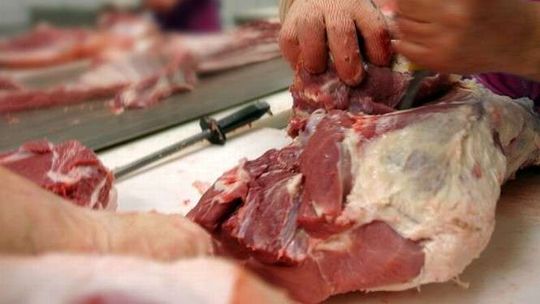 Wypadek w zakładach mięsnych. Kobieta ma zmiażdżone palce