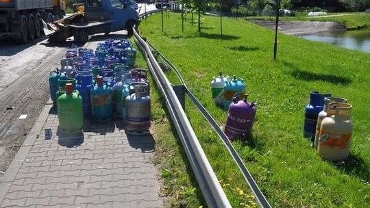 Wypadek w Zakrzówku. DAF wjechał w samochód przewożący butle z gazem 