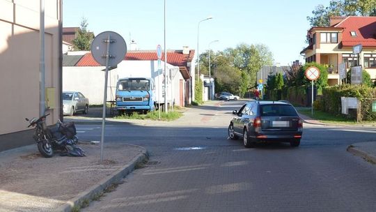 Wypadek w Zamościu. Kierująca skodą nie udzieliła pierwszeństwa motorowerzyście
