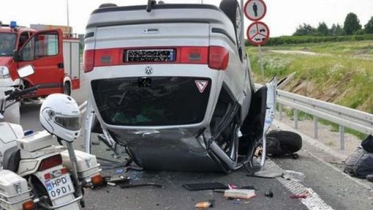 Wypadek we Frampolu. Kierowca volvo nie zauważył znaku