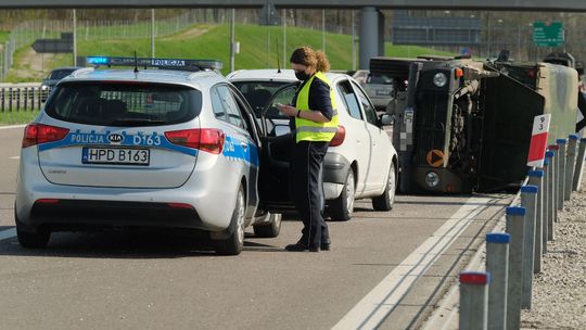 Wypadek wojskowej terenówki na obwodnicy Lublina. Trzy osoby ranne [zdjęcia]