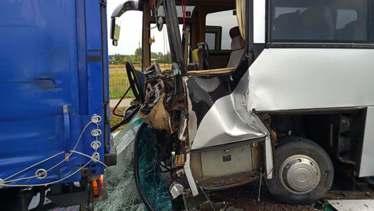 Wypadek z udziałem autobusu ze szkolną wycieczką. Droga w powiecie chełmskim zablokowana