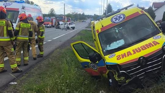 Wypadek z udziałem karetki na DK74. Pięć osób trafiło do szpitala
