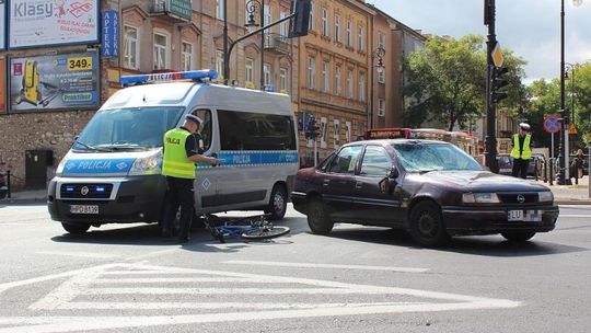 Wypadek z udziałem rowerzysty na skrzyżowaniu Narutowicza i Okopowej