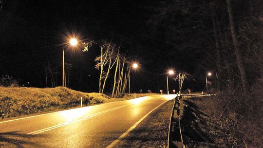 Wypadki i kolizje są tu powszechne, a ludzie nie mogą doprosić się chodnika. "Sprawa ciągnie się już ze 20 lat"