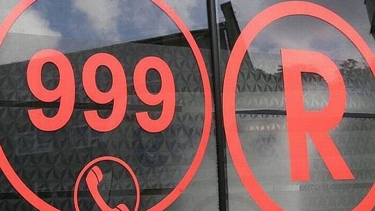 Wypadki na drogach. Pasażerka peugeota i rowerzysta są ranni