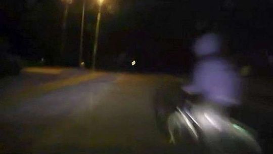 Wypadki na drogach: Rowerzysta potrącony przez samochód (wideo)