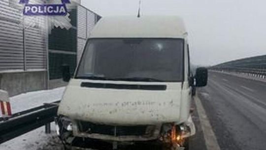 Wypadki na drogach. Uwaga na śliską nawierzchnię