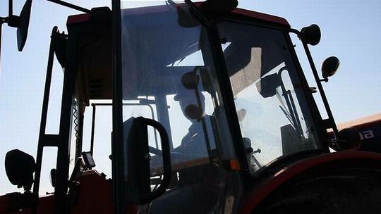 Wypadki rolników: Jeden stracił dłoń, drugiego przygniótł ciągnik
