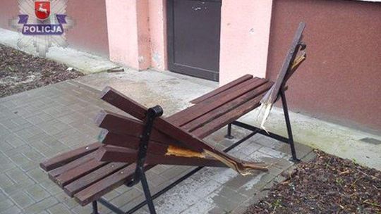 Wypadł z czwartego piętra. Spadł na ławkę przed blokiem