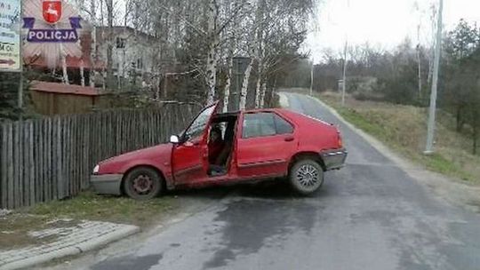 Wypadł z drogi, był pijany. Miał pecha, bo zobaczyli go policjanci