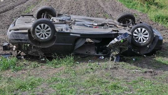 Wypadł z drogi, dachował na polu. Przestraszyła go ciężarówka?