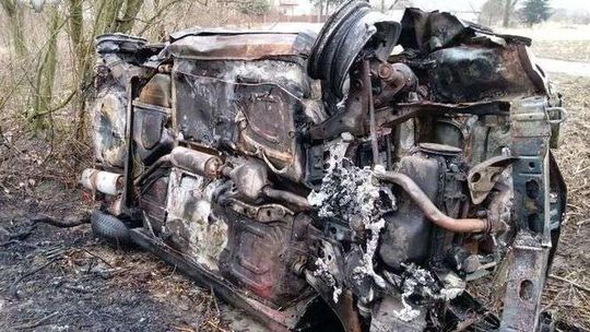 Wypadł z drogi i dachował. Auto stanęło w płomieniach [zdjęcia]