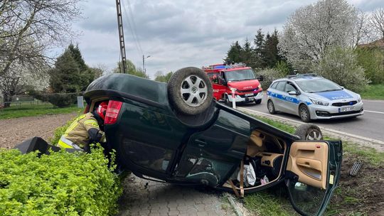 Wypadł z drogi i dachował na poboczu
