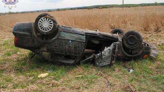 Wypadł z drogi i koziołkował, niedawno zrobił prawo jazdy
