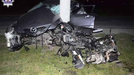 Wypadł z drogi i rozbił samochód na słupie. 25-latek w szpitalu