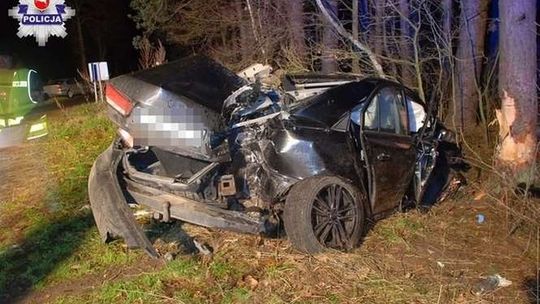 Wypadł z drogi i rozbił się na drzewie. 40-latek w szpitalu