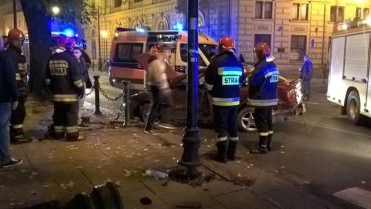 Wypadł z drogi i skosił metalowe słupki. Wymachiwał kijem bejsbolowym przy świadkach