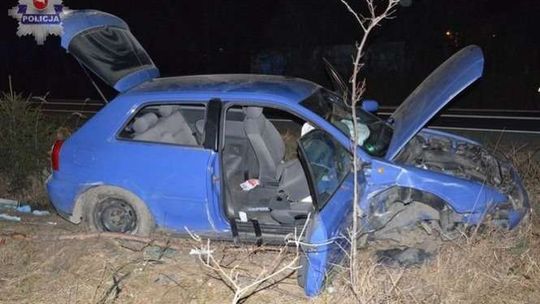 Wypadł z drogi i uderzył w drzewo. 5 osób trafiło do szpitala