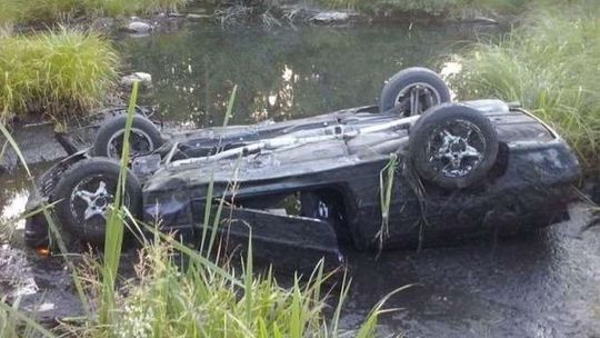 Wypadł z drogi i wjechał do stawu. Miał 1,5 promila