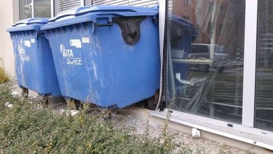 Wypadł z drogi i wjechał mercedesem w budynek UMCS. Nie miał prawa jazdy