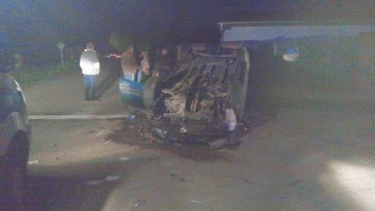 Wypadł z drogi, rozbił ogrodzenie i dachował. Świadek: Uderzył ratownika