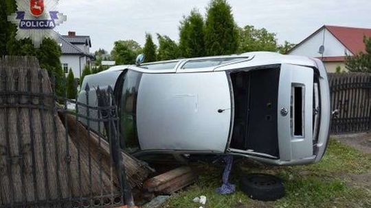 Wypadł z drogi, rozbił ogrodzenie. Niedawno odebrał prawo jazdy