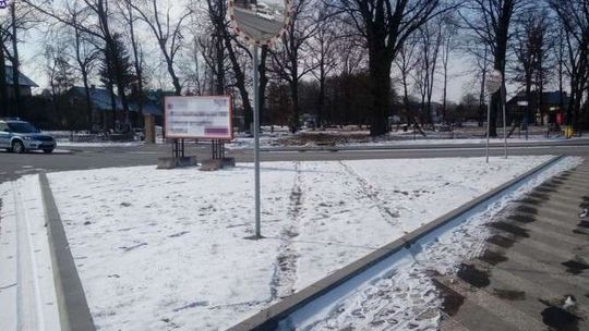 Wypadł z drogi, wjechał na cmentarz i rozbił nagrobek. Potem uciekł