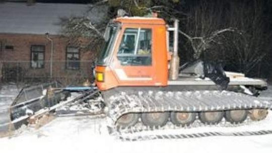 Wypadł z ratraka i wpadł pod gąsienice. Zarzuty usłyszał jego brat