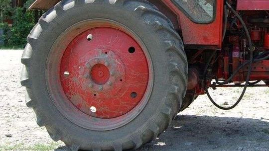 Wypadł z traktora i został przez niego przejechany. Miał 3 promile alkoholu