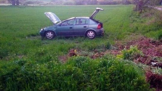Wypadła z drogi i dachowała. Prawo jazdy miała niecały miesiąc