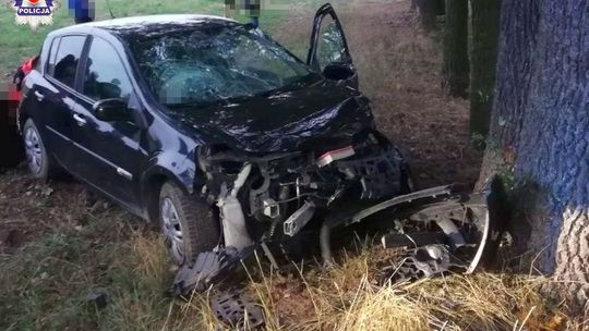 Wypadła z drogi i uderzyła w drzewo