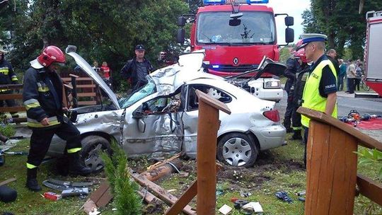 Wypadła z drogi i uderzyła w drzewo na podwórku