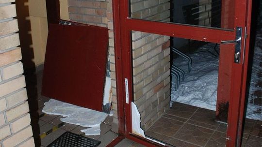 Wypił alkohol i wyładował swoją złość na drzwiach. Za ten wyskok grozi mu odsiadka